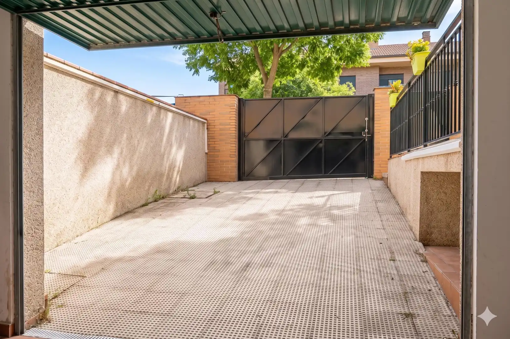 Aparcament de Casa adosada en venda en Cáceres amb Aire condicionat, Calefacció i Terrassa