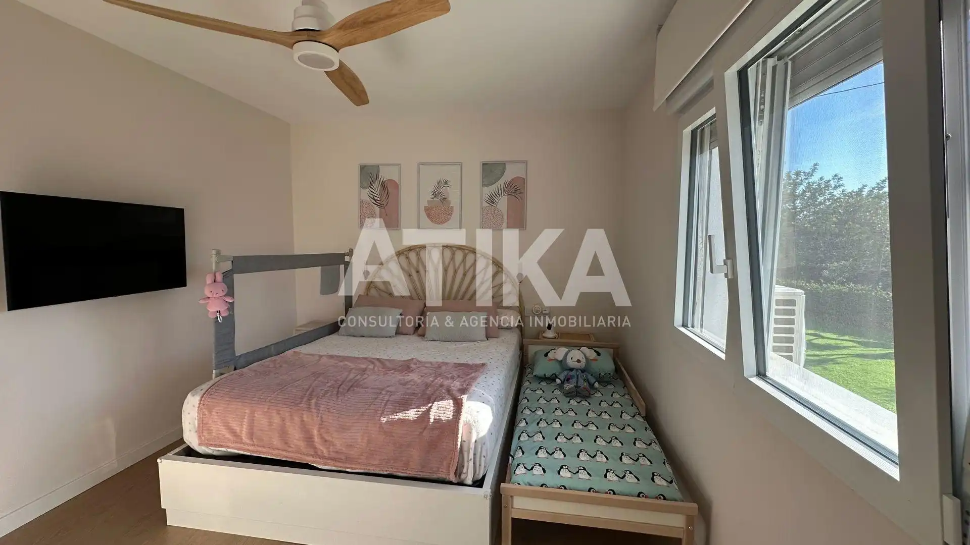 Bedroom of Houses for sale in Ontinyent  with Air Conditioner, Private garden and Parquet flooring