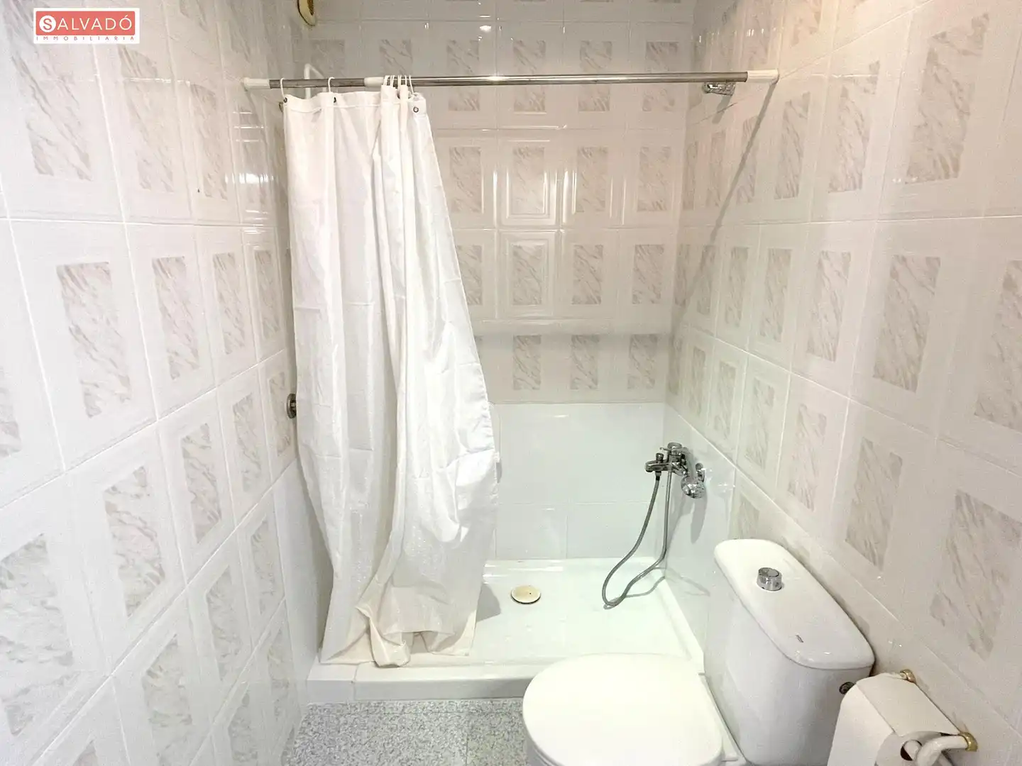 Badezimmer von Erdgeschoss zum Verkauf in Calafell mit Heizung, Privatgarten und Terrasse
