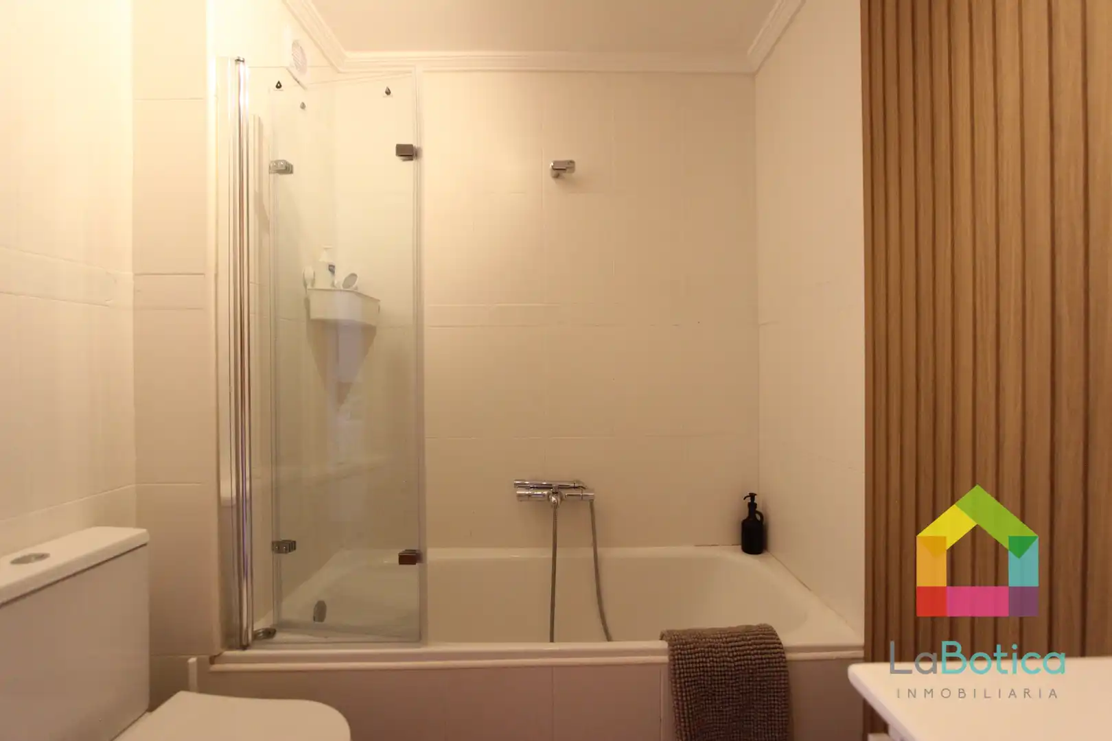 Baño de Piso en venta en Olías del Rey con Aire acondicionado, Calefacción y Terraza