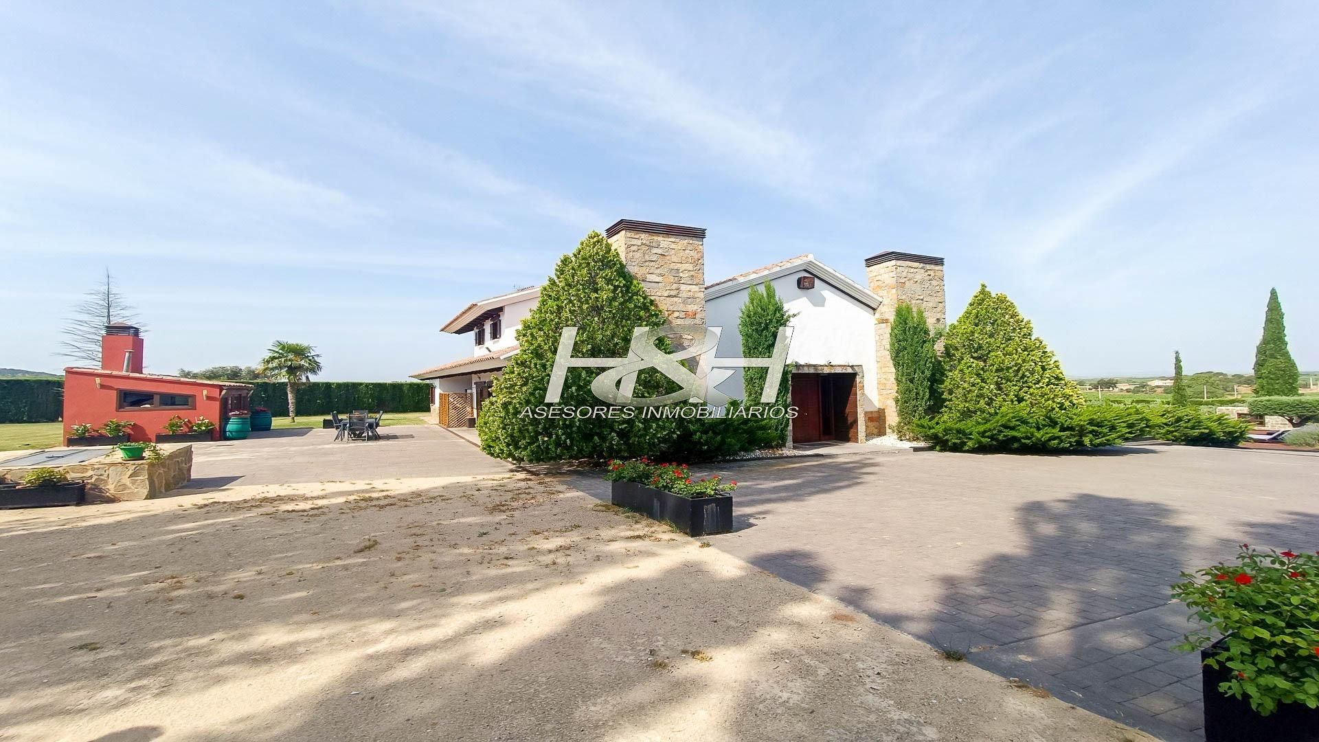 Vista exterior de Casa o xalet en venda en Requena amb Calefacció, Jardí privat i Terrassa