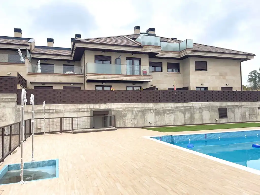 Piscina de Planta baixa de lloguer en Galapagar amb Forn, Microones i Es permeten mascotes