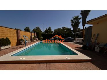 Villa con piscina in vendita a Avenida Principal