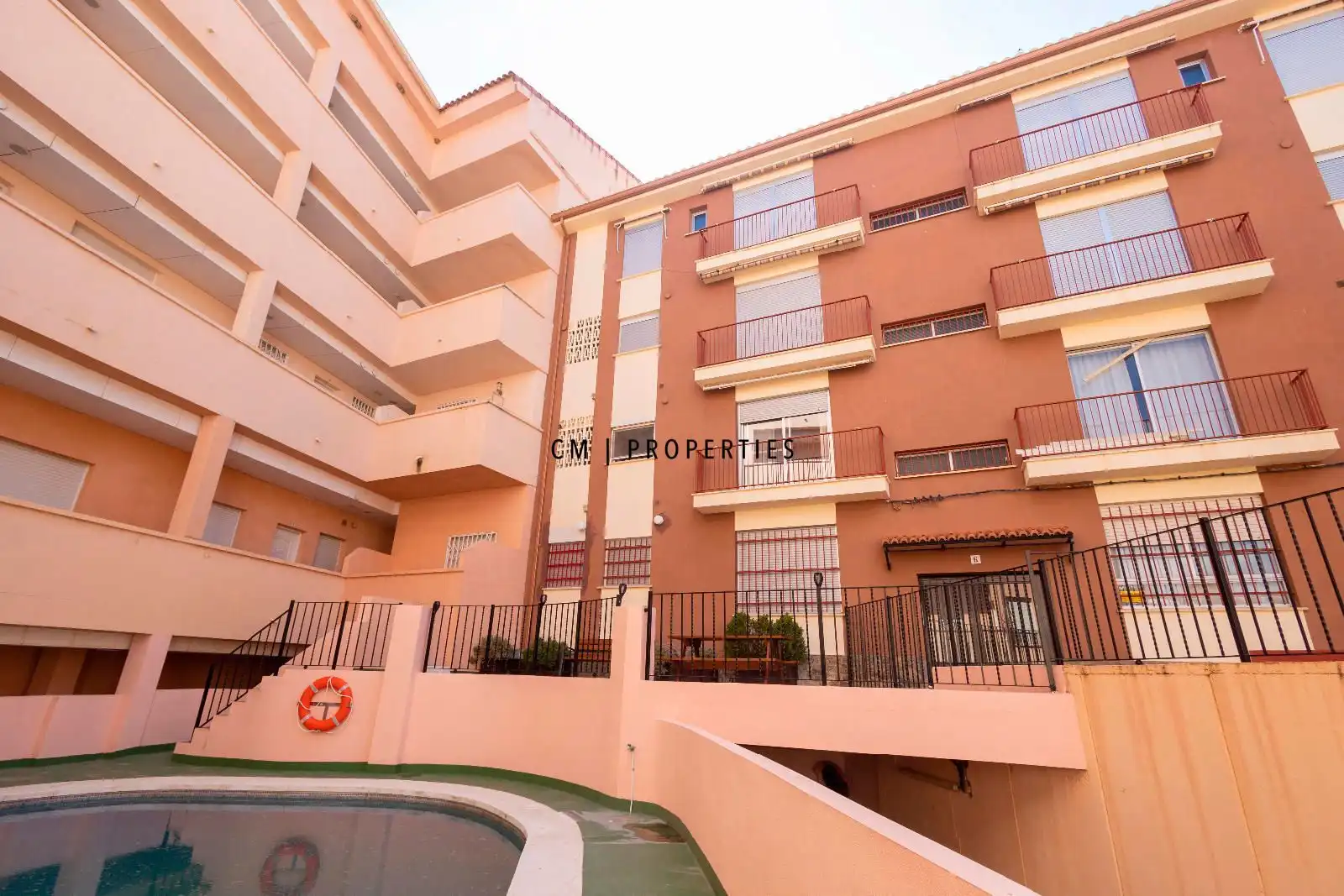 Vista exterior de Àtic de lloguer en Toràs amb Terrassa, Piscina i Moblat