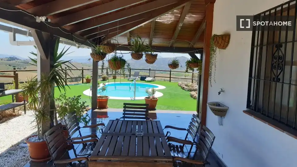 Room in Alozaina