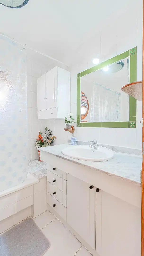 Badezimmer von Wohnungen zum Verkauf in Torrevieja mit Terrasse und Gemeinschaftspool