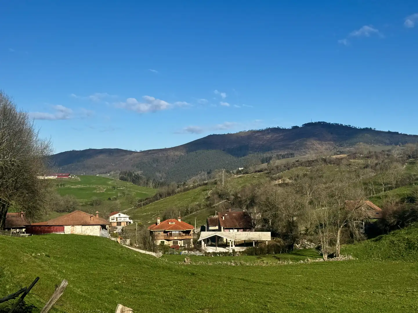 Vista exterior de Casa o xalet en venda en Villafufre amb Jardí privat