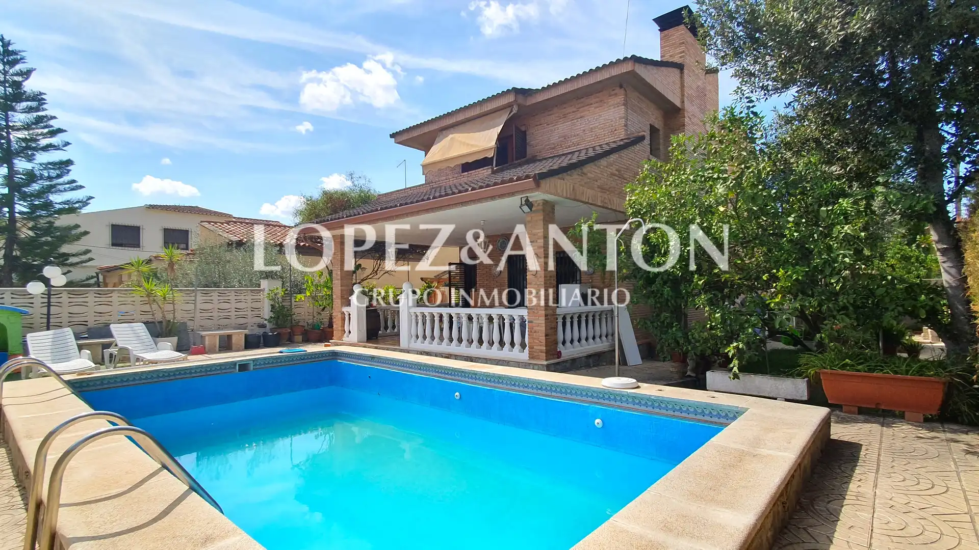 Exterior view of Houses for sale in L'Eliana  with Air Conditioner, Private garden and Terrace