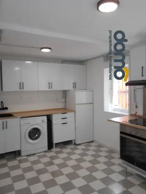 Cuina de Apartament de lloguer en Granada amb Aire condicionat, Forn i Rentadora