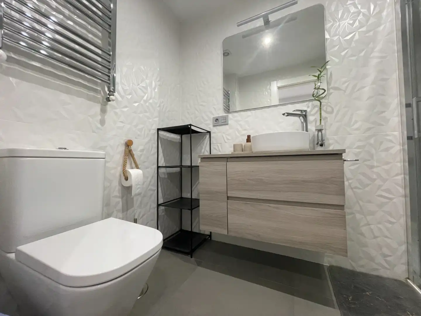 Bathroom of Flat for rent in Gijón   with Heating, Terrace and Furnished