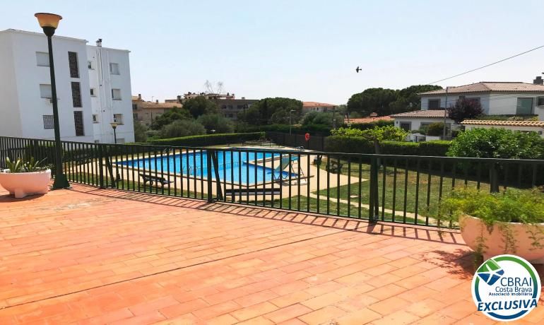 Piscina de Pis en venda en Roses amb Jardí privat, Moblat i Piscina comunitària