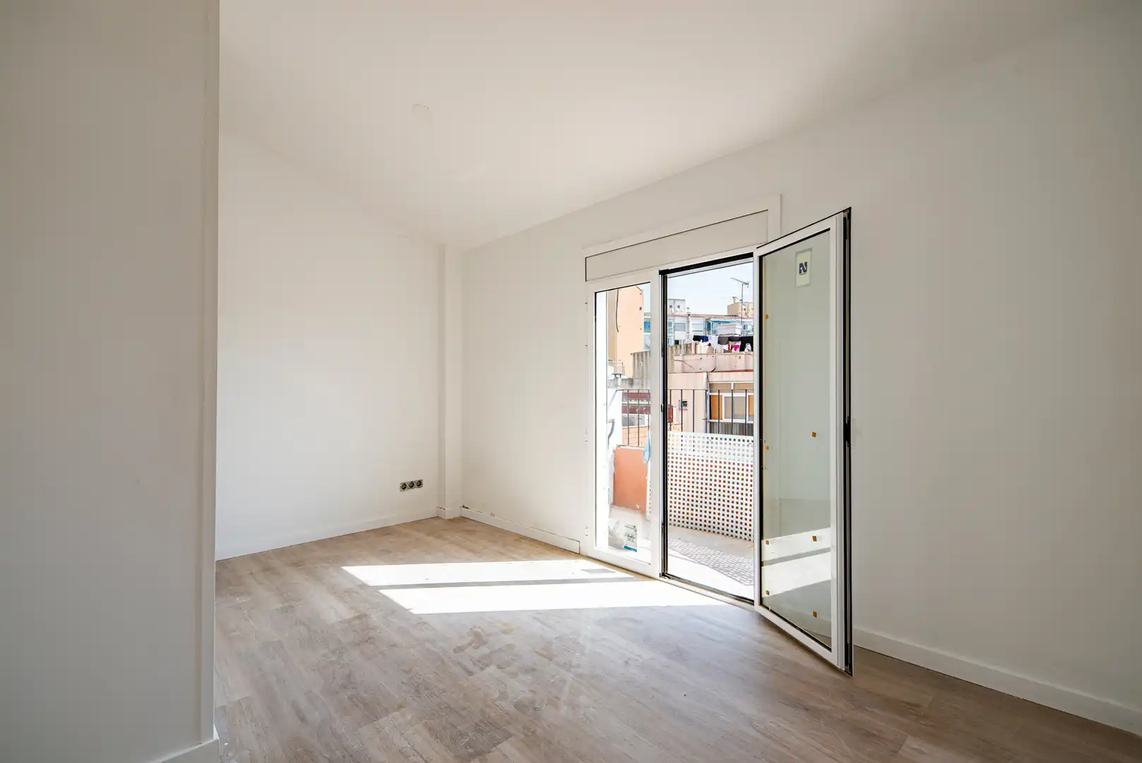 Schlafzimmer von Dachboden zum Verkauf in Mataró mit Parkett, Terrasse und Ofen