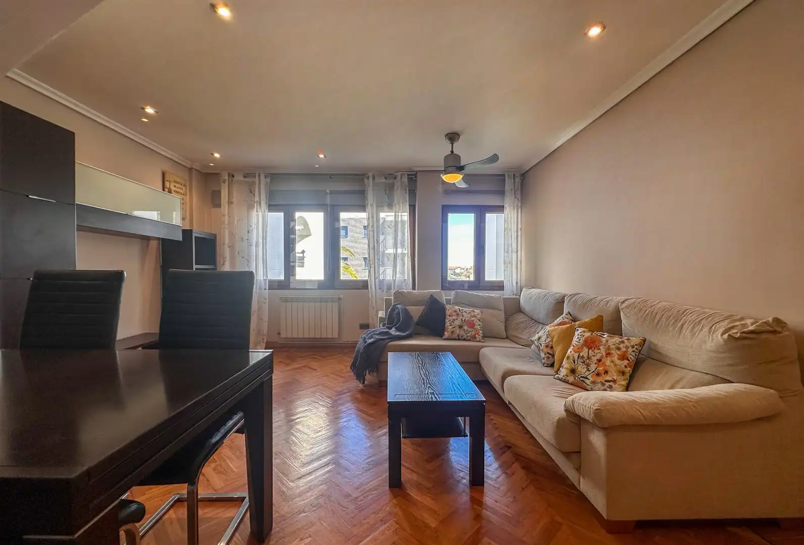 Sala de estar de Dúplex en venta en Santa Cruz de Bezana con Calefacción y Amueblado