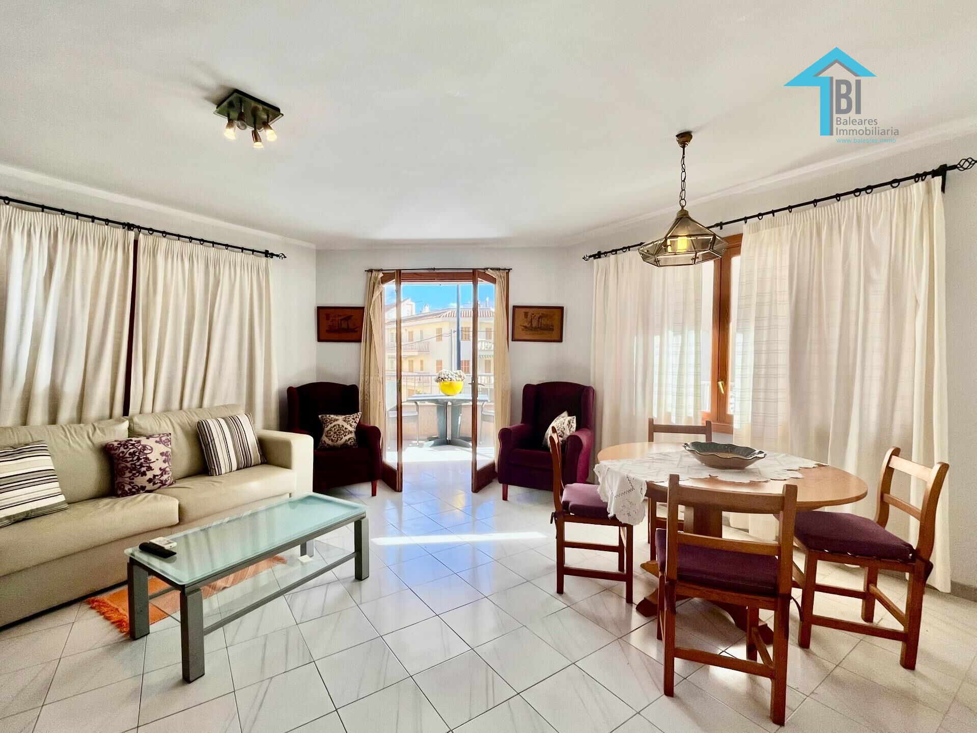 Sala d'estar de Apartament de lloguer en Ses Salines amb Aire condicionat, Terrassa i Balcó