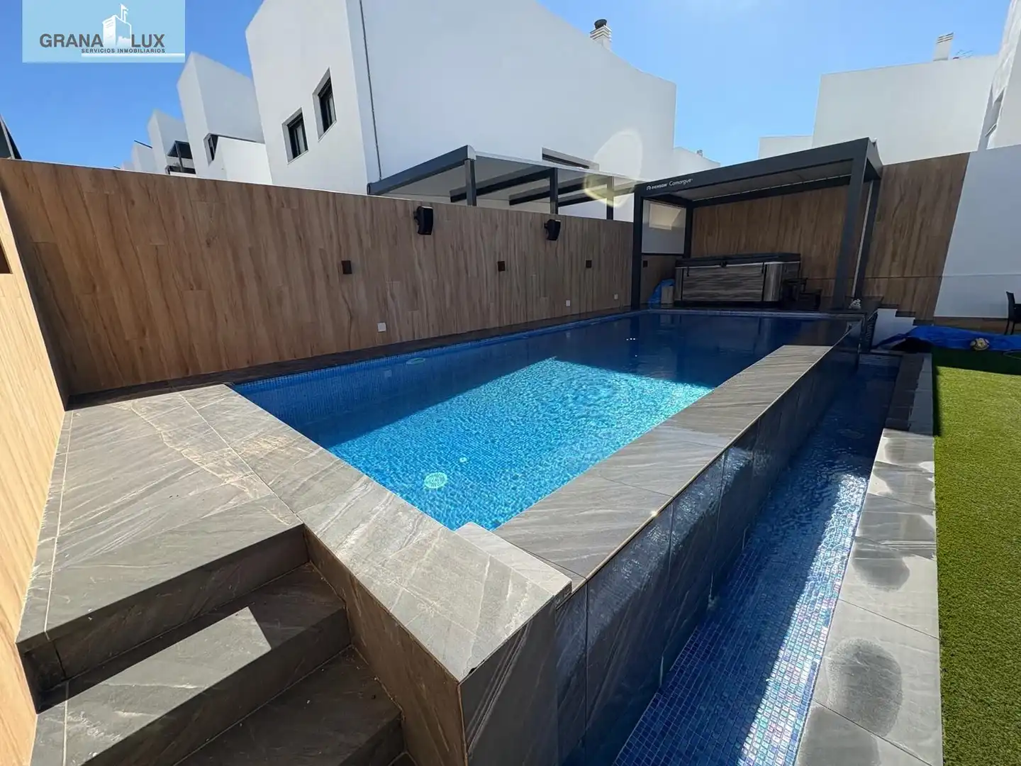 Piscina de Casa adosada en venda en Albolote amb Jardí privat, Piscina i Alarma