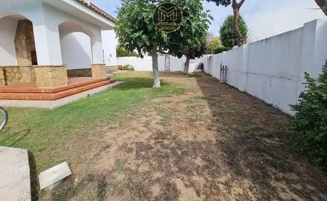 Garden of Houses for sale in Rota  with Air Conditioner, Terrace and Storage room
