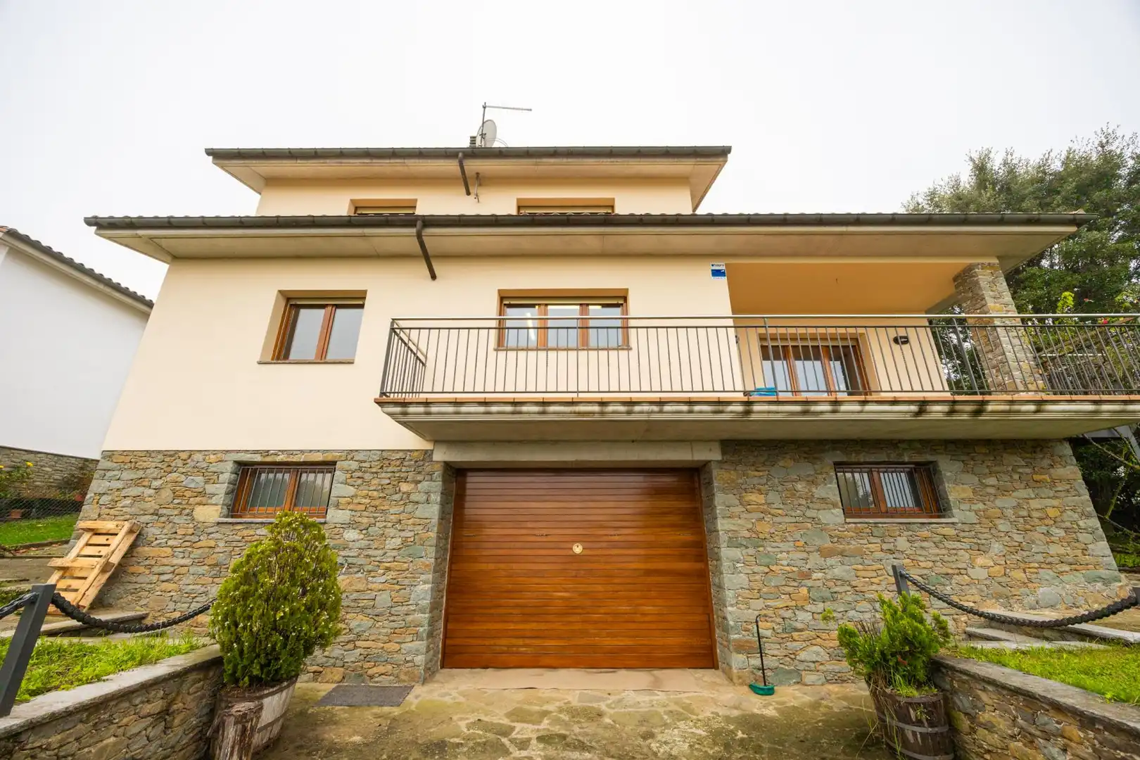 Vista exterior de Casa o xalet en venda en L'Esquirol amb Calefacció, Jardí privat i Terrassa