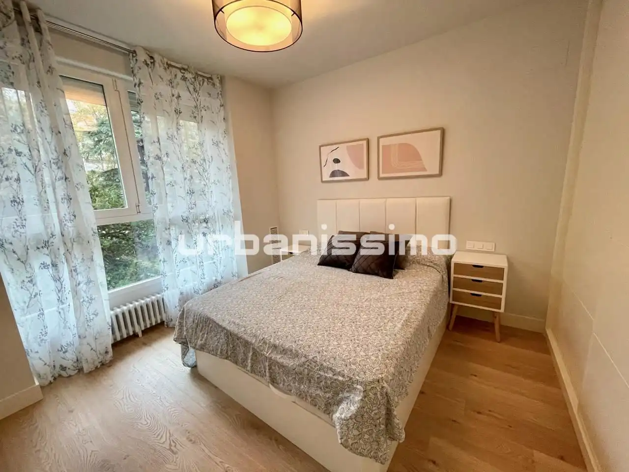 Dormitori de Apartament de lloguer en Madrid amb Aire condicionat, Calefacció i Moblat