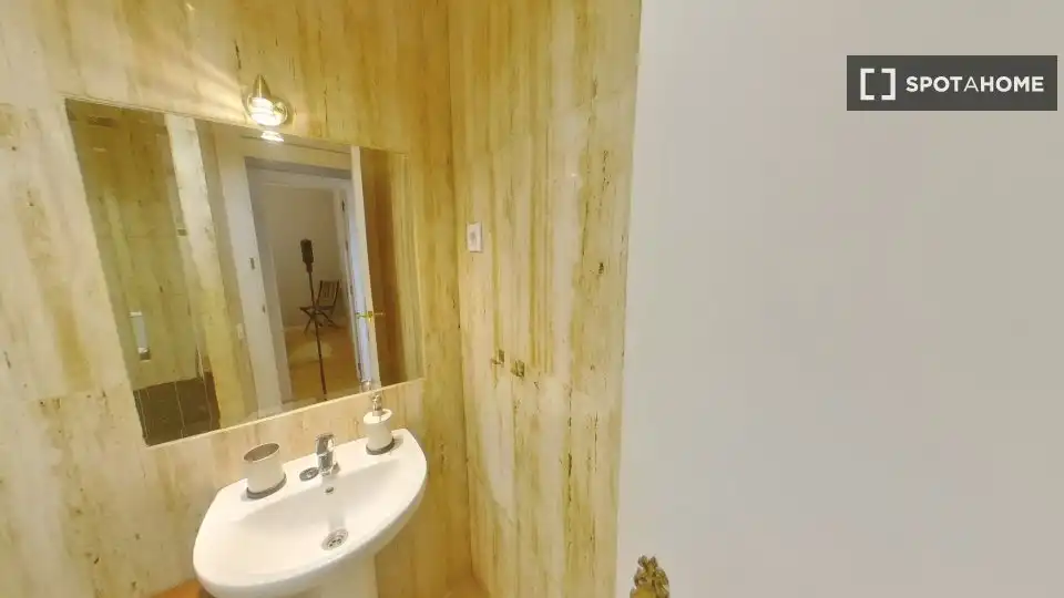 Bathroom of Flat for rent in Madrid  with Air Conditioner, Heating and Furnished