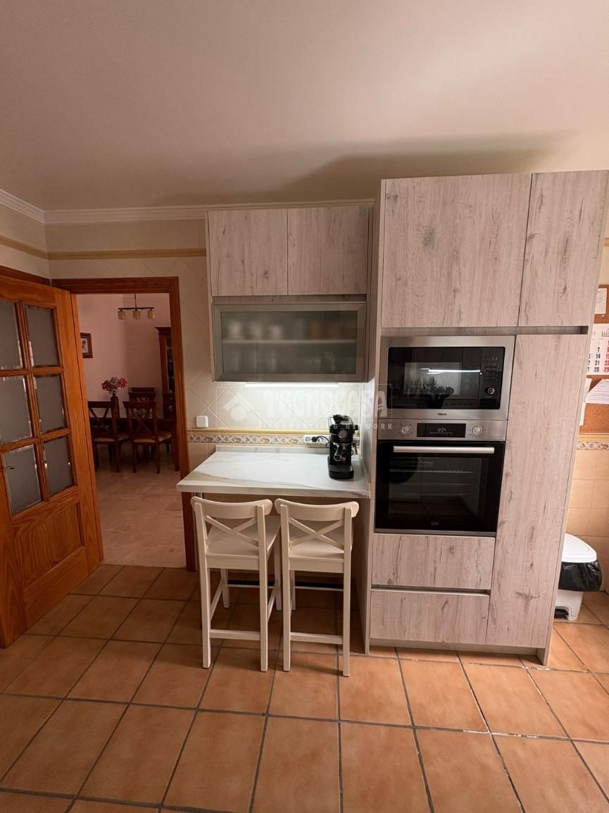 Cuina de Casa adosada en venda en La Rinconada amb Aire condicionat