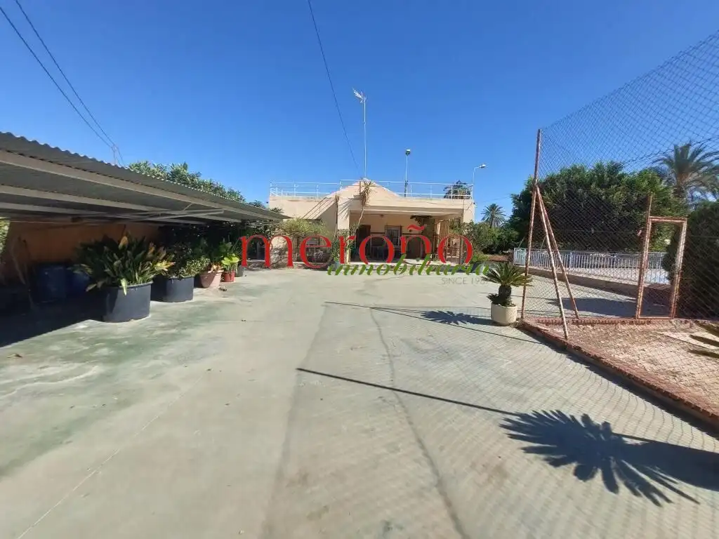 Vista exterior de Casa o xalet en venda en Elche / Elx amb Jardí privat i Piscina