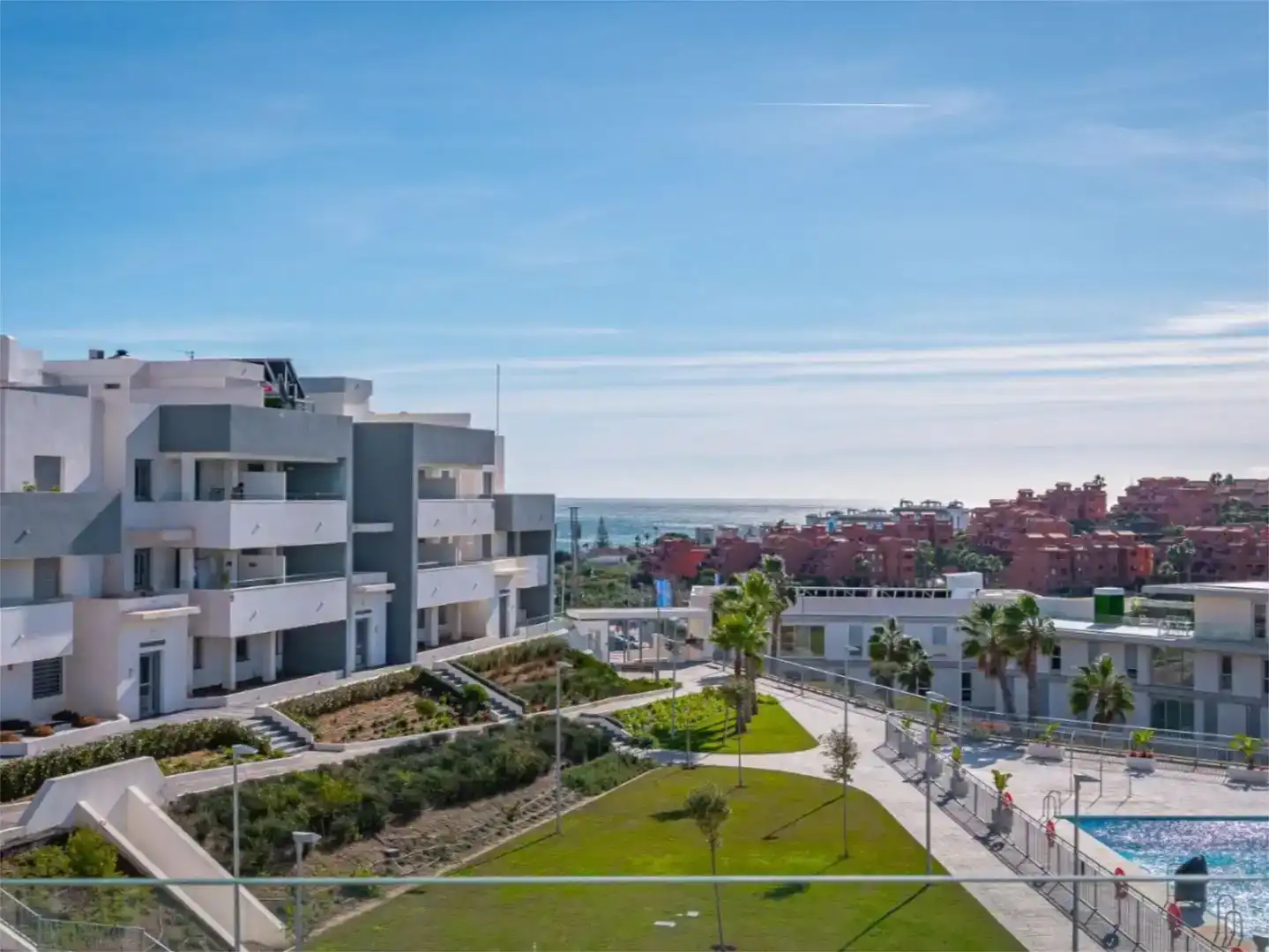 Vista exterior de Ático en venta en Estepona con Aire acondicionado, Piscina y Balcón