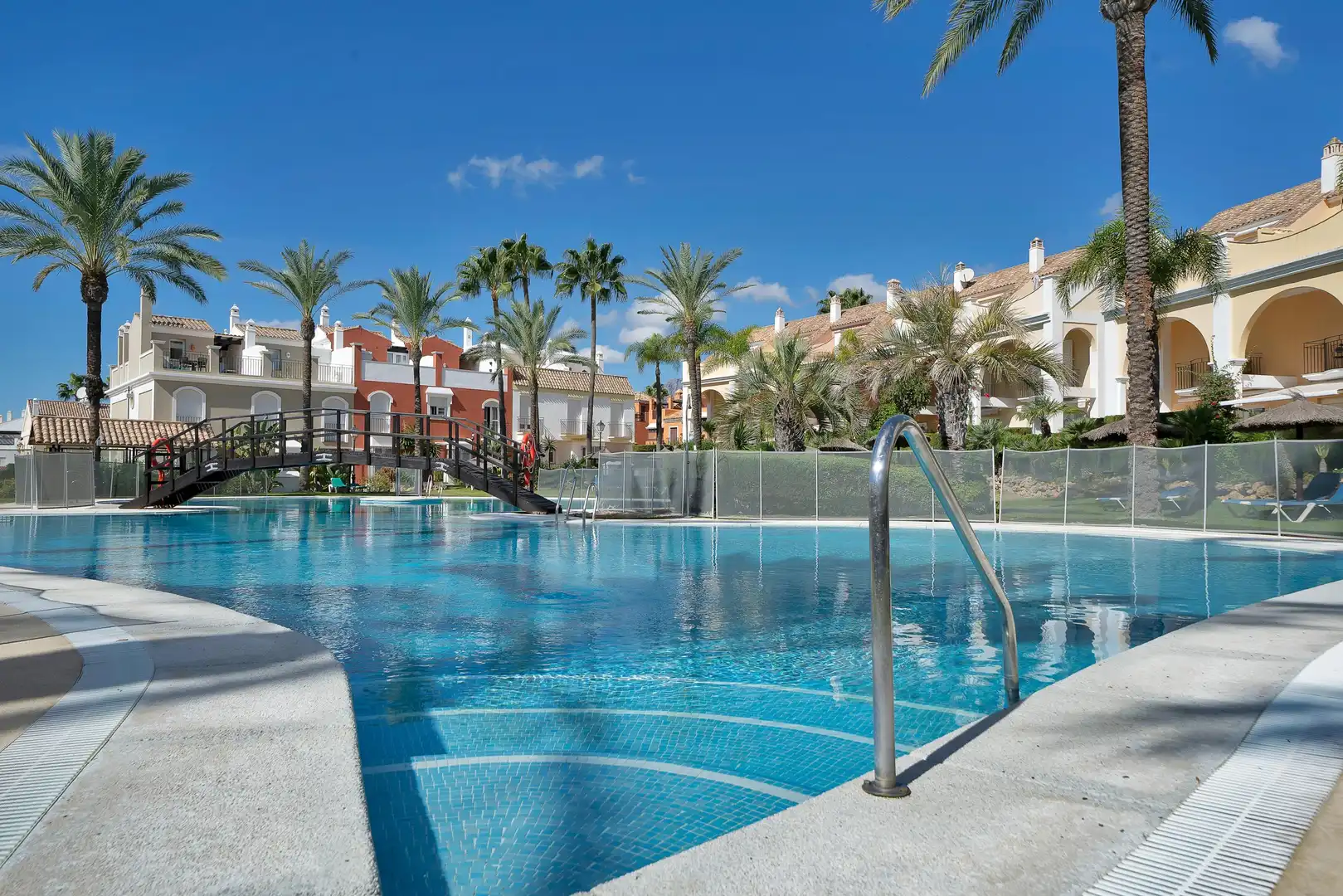 Piscina de Casa adosada en venta en Marbella con Jardín privado, Alarma y Piscina comunitaria