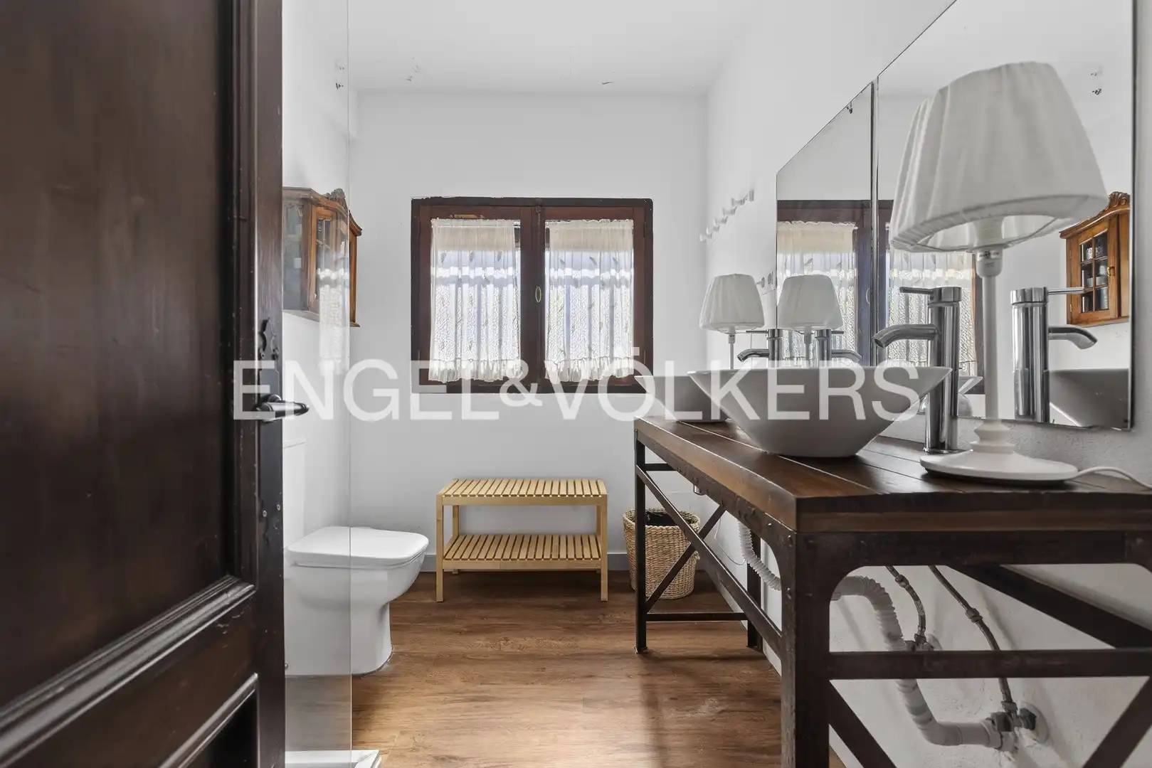 Baño de Finca rústica en venta en El Castillo de las Guardas con Aire acondicionado, Calefacción y Jardín privado