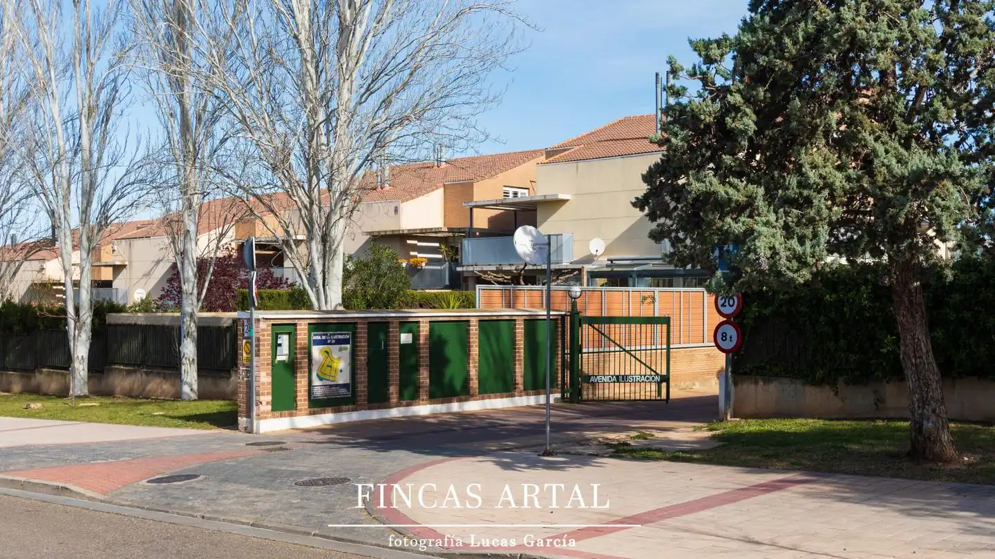 Vista exterior de Casa o chalet en venta en Zaragoza con Aire acondicionado, Calefacción y Jardín privado
