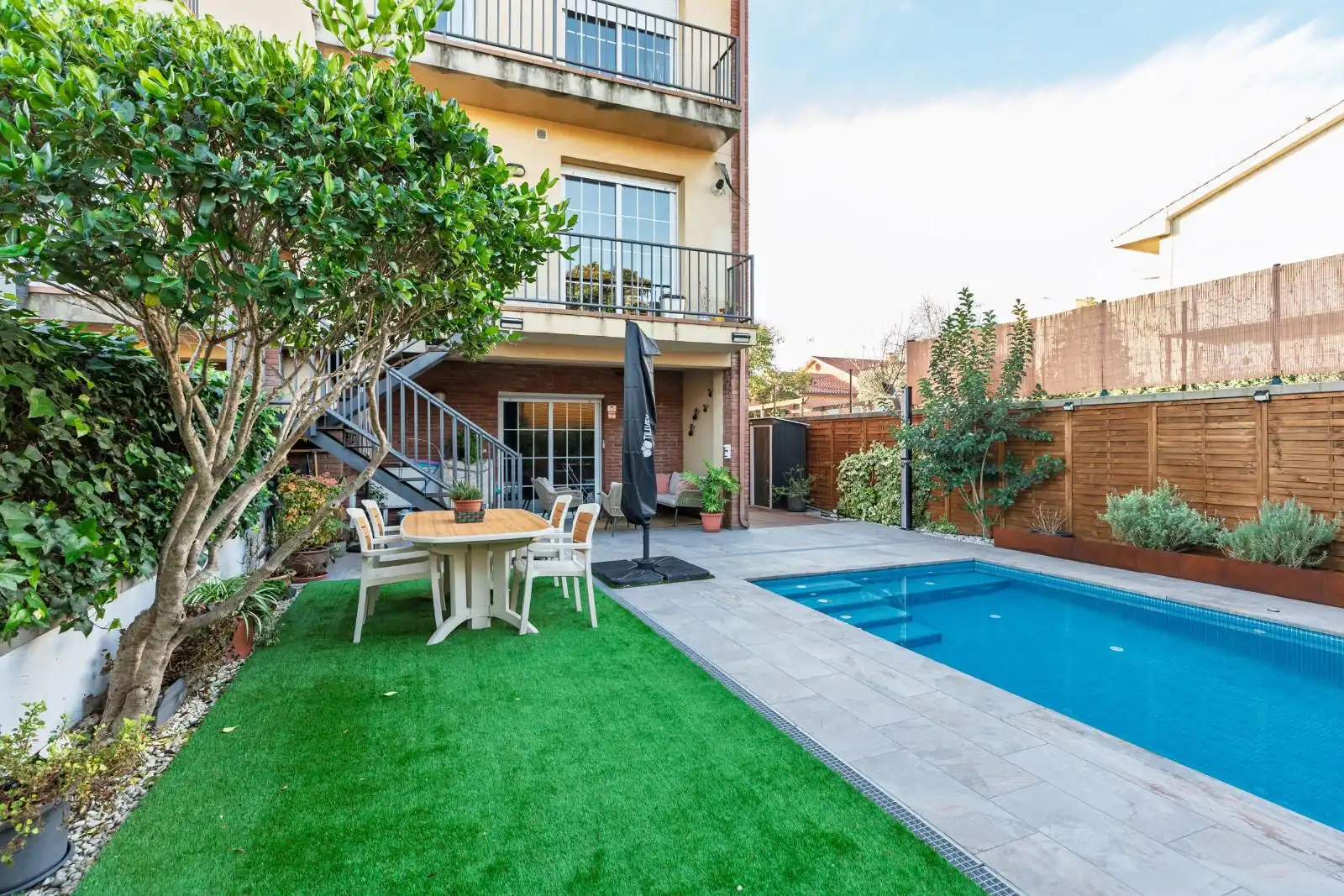 Piscina de Casa adosada en venta en Parets del Vallès con Aire acondicionado, Calefacción y Trastero