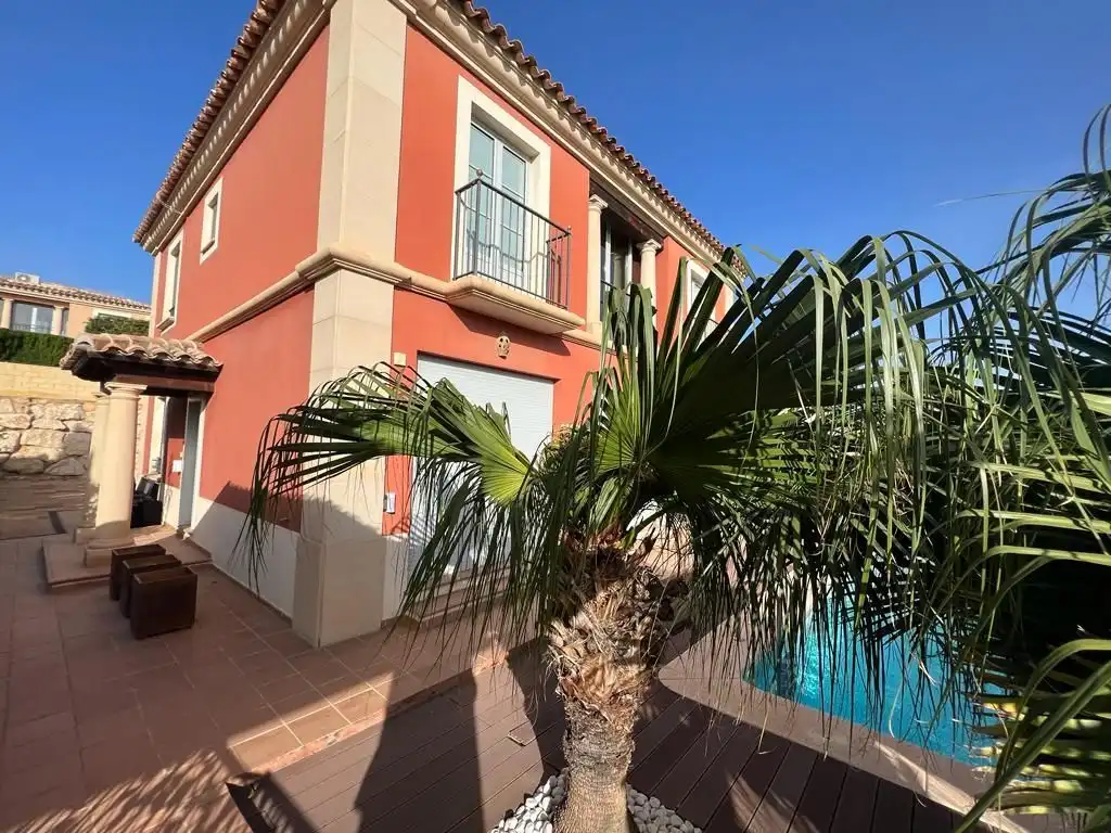 Casa amb piscina en venda a Carrer Dublin, imagen 2