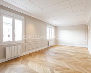 Sala d'estar de Apartament en venda en  Madrid Capital amb Aire condicionat i Parquet