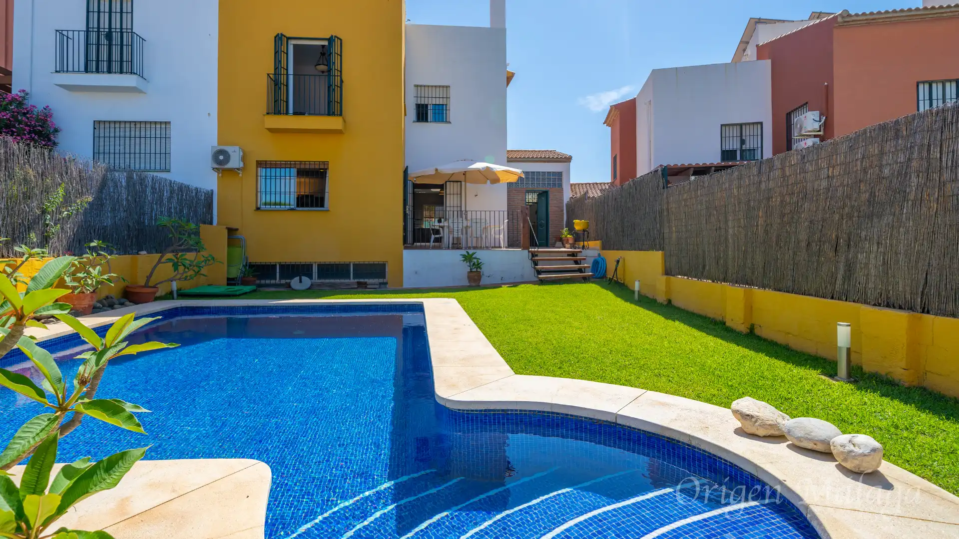 Piscina de Casa adosada en venta en Vélez-Málaga con Calefacción, Jardín privado y Terraza