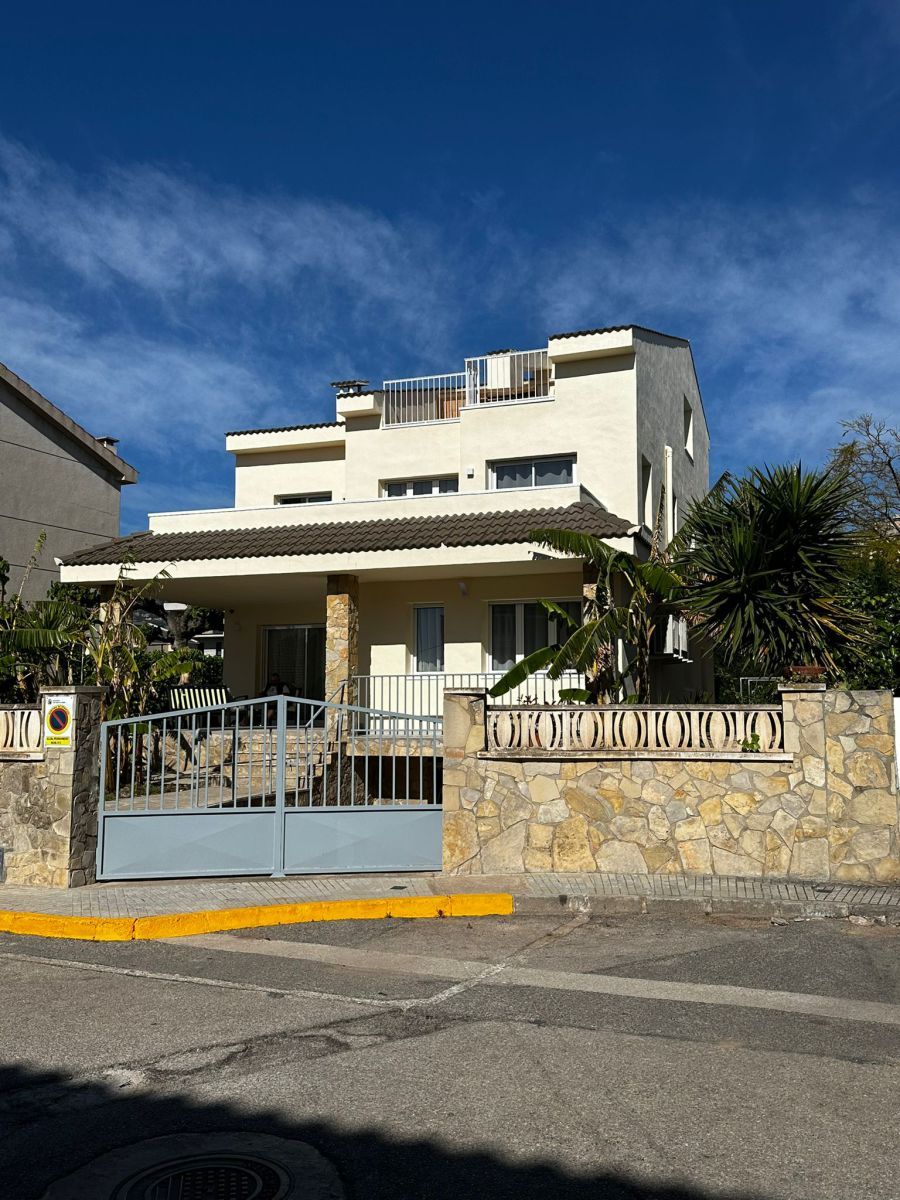 Vista exterior de Casa o xalet en venda en Sant Carles de la Ràpita amb Aire condicionat, Calefacció i Jardí privat