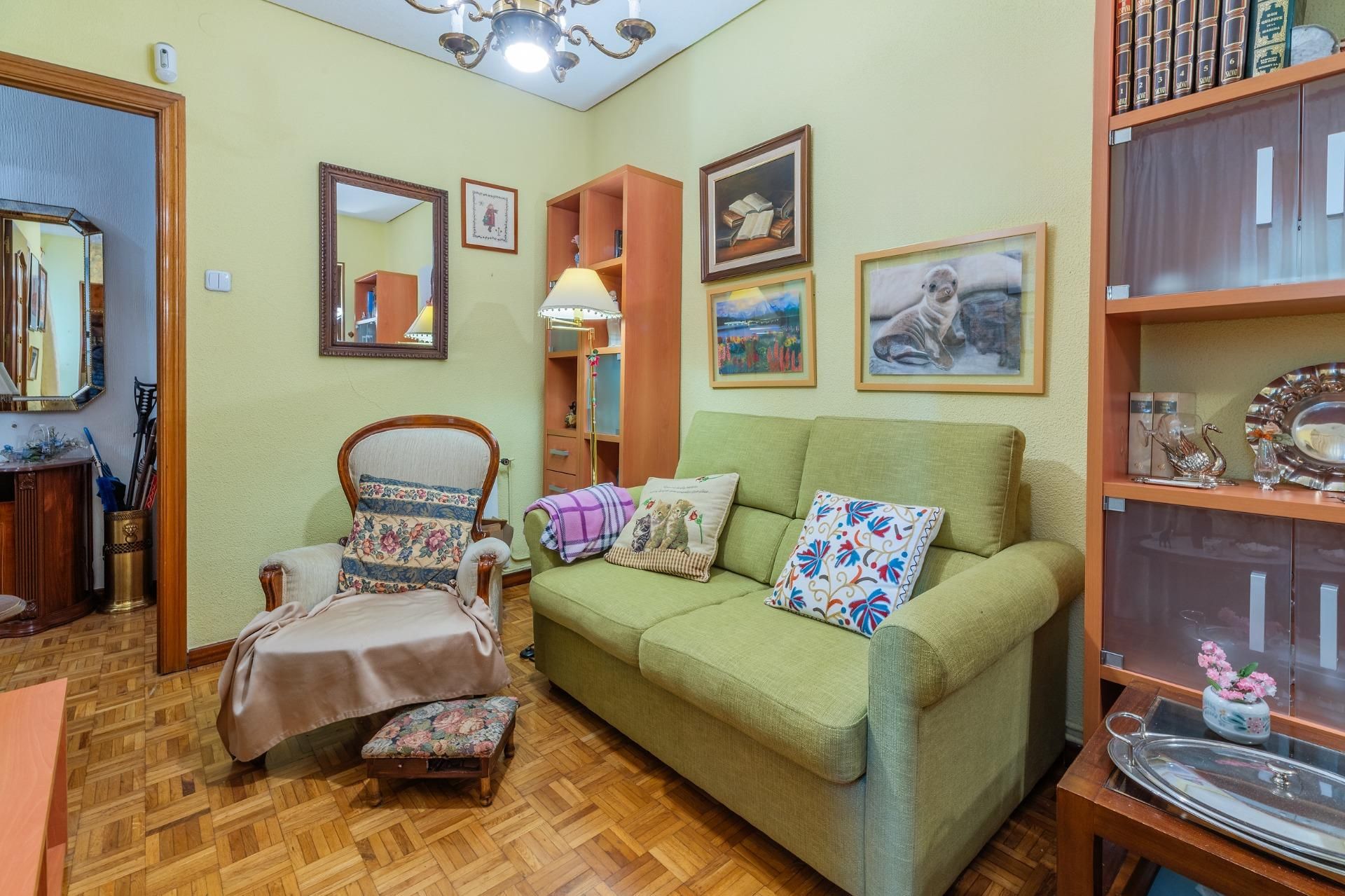 Living room of Flat for sale in  Madrid Capital  with Heating and Alarm