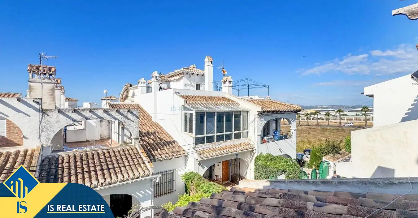 Vista exterior de Casa o xalet en venda en Torrevieja amb Calefacció, Terrassa i Traster