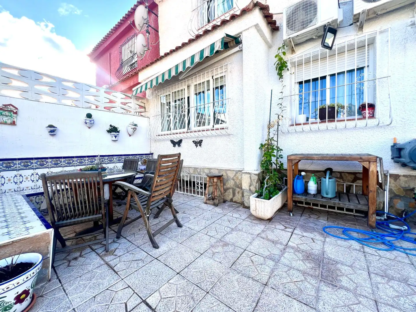 Terrasse von Einfamilien-Reihenhaus zum Verkauf in San Vicente del Raspeig / Sant Vicent del Raspeig mit Klimaanlage, Heizung und Privatgarten