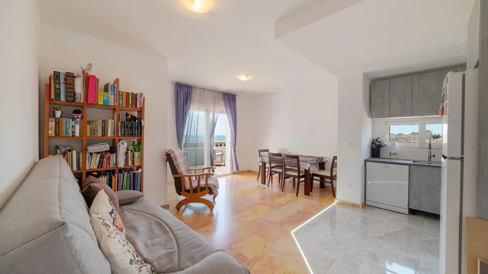 Sala de estar de Ático en venta en Torrevieja con Aire acondicionado, Terraza y Trastero