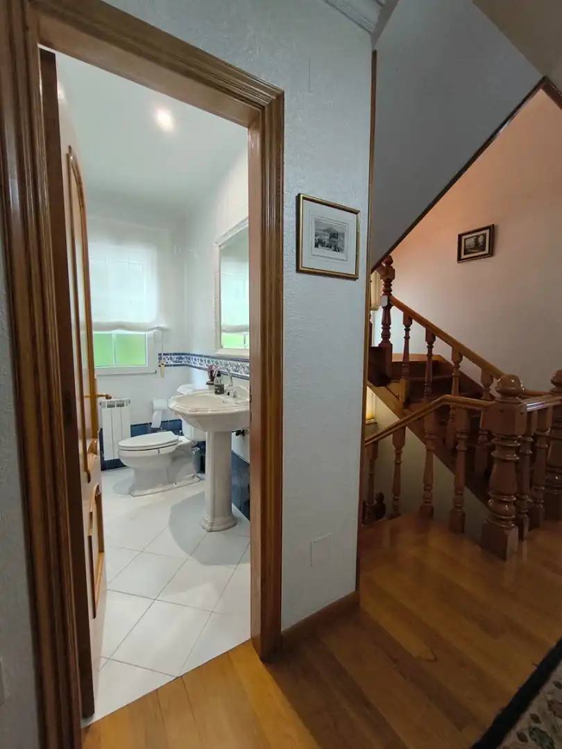 Baño de Casa o chalet en venta en Vilagarcía de Arousa con Calefacción, Jardín privado y Parquet