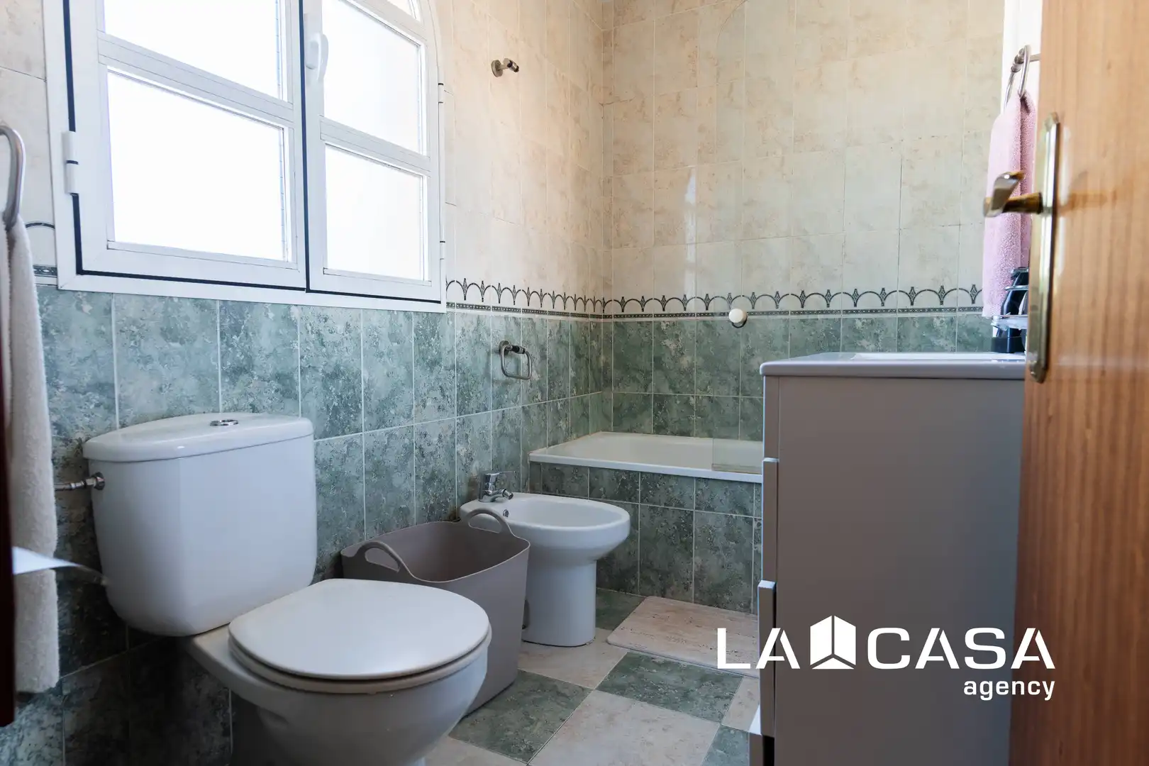 Bany de Casa adosada en venda en Dos Hermanas amb Aire condicionat i Terrassa