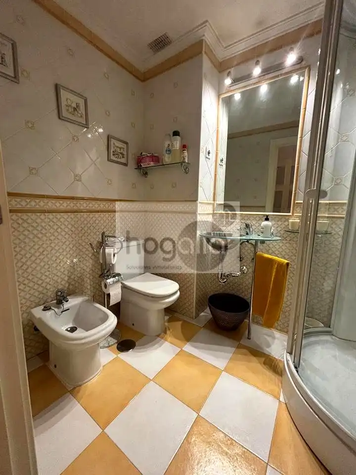 Badezimmer von Wohnung zum Verkauf in Sevilla mit Klimaanlage, Terrasse und Gemeinschaftspool