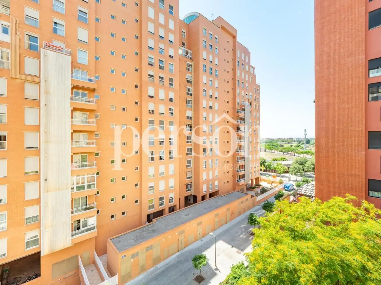 Exterior view of Flat for rent in Valencia  with Air Conditioner, Balcony and Community pool