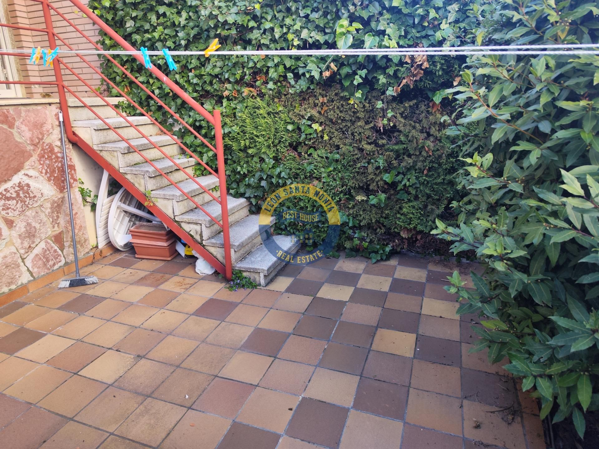 Terrassa de Casa o xalet en venda en San Andrés del Rabanedo amb Calefacció, Jardí privat i Terrassa