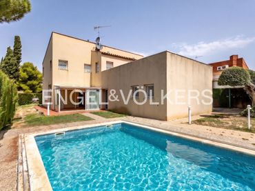 Casa amb balcó en venda a Pacs del Penedès