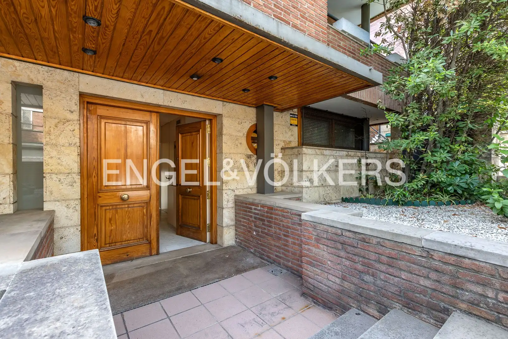 Vista exterior de Casa o chalet en venta en Sant Cugat del Vallès con Aire acondicionado, Calefacción y Jardín privado