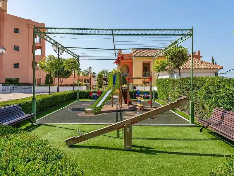 Terrasse von Wohnungen zum Verkauf in Manilva mit Klimaanlage, Privatgarten und Möbliert