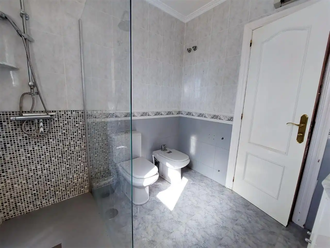 Badezimmer von Wohnung zum Verkauf in Elche / Elx mit Privatgarten, Schwimmbad und Möbliert