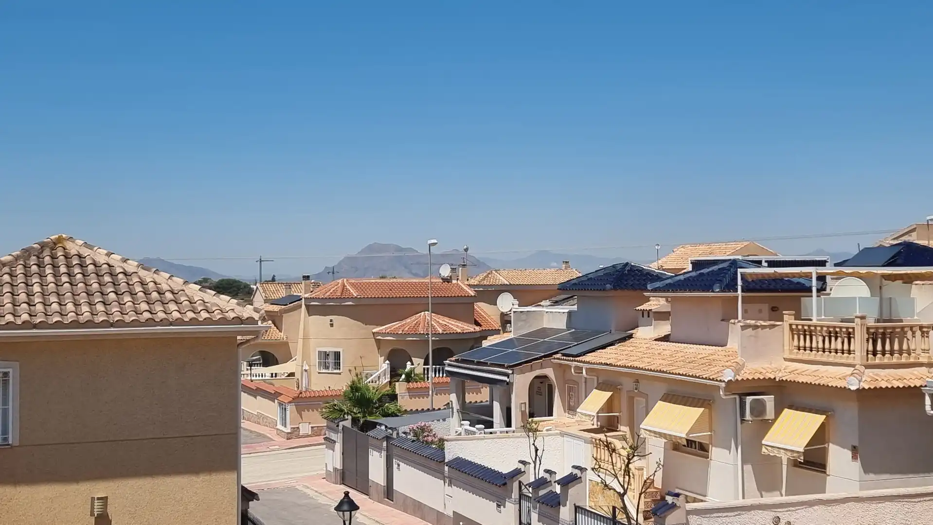 Vista exterior de Casa o xalet en venda en Rojales amb Aire condicionat, Jardí privat i Terrassa