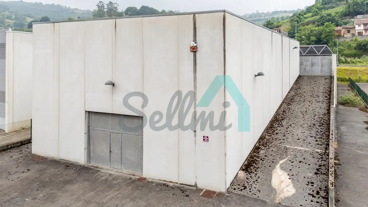 Vista exterior de Nave industrial en venta en Oviedo 
