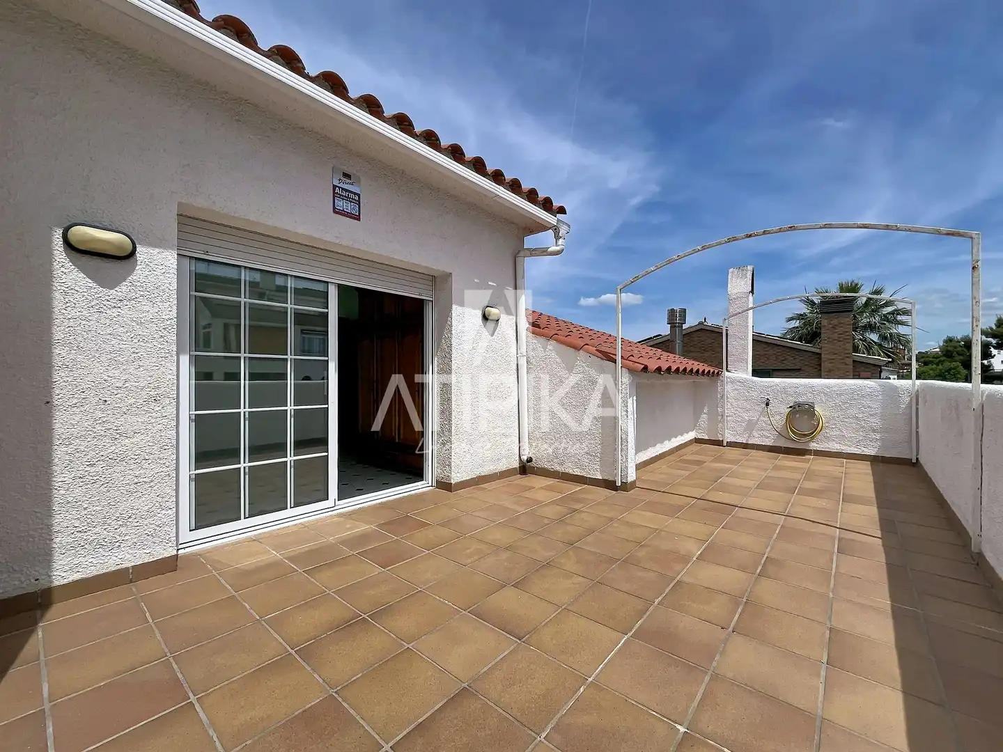 Vista exterior de Casa o xalet en venda en Sant Pere de Ribes amb Piscina